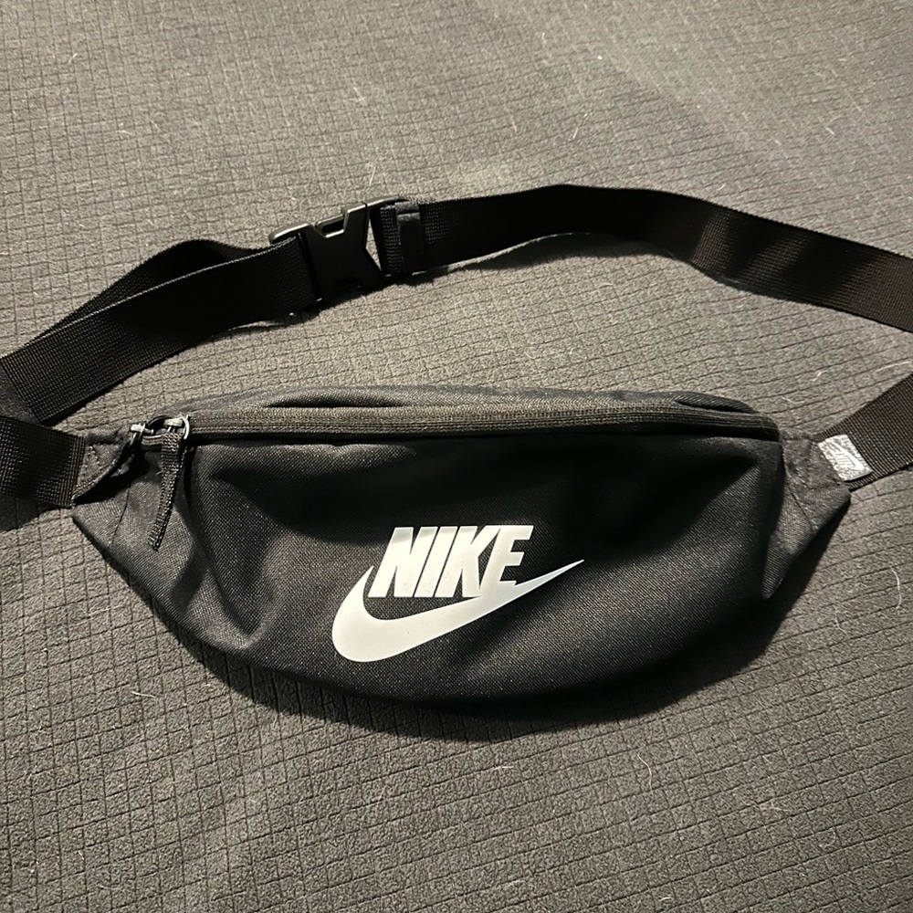 Nike Heritage Waist pack (sling/belt bag). Excellent condition!!